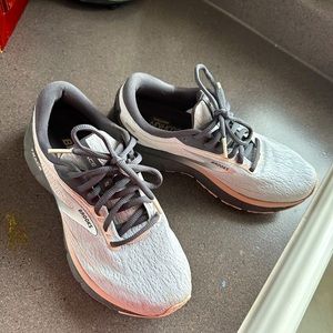 Size 6.5 women brooks like new
